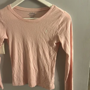 ralp lauren tröja - säljer denna super fina ljusrosa ralp lauren tröja! Strl 140 som jag skulle säga att passa xxs eller möjligtvis xs 
