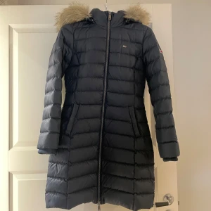Marinblå lång vinterjacka dam tommy hilfiger - Mycket bra skick, endast använd ett fåtal gånger  Nypris 3200:- Perfekt höst och vinterjacka - mycket varm❄️ Sitter bra på kroppen och är figursydd i midjan vilket ger en mycket snygg figur. Storlek S, normal till liten i storleken