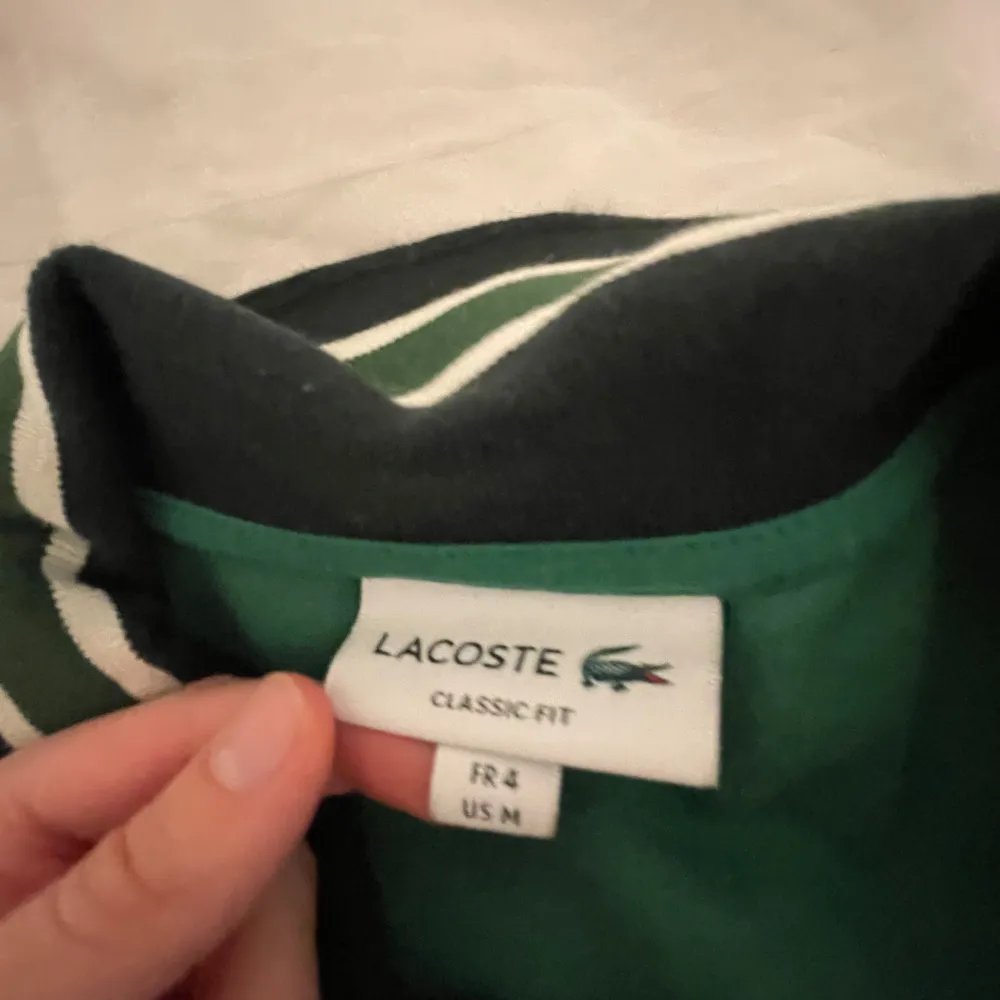 Jag säljer min killer gröna Lacoste piké i storlek M den är nästan helt ny och använt typ 1 gång. Kan gå ner i pris vid snabb affär. Skjortor.