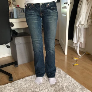 True religion jeans - Jättefina true religion jeans💕midja: 40 cm rakt över, innerbenslängd: 82 cm. Pris kan diskuteras! Och det är bara att fråga om det är något du undrar🫶