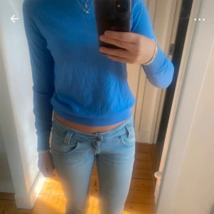 Tunnstickat tröja - Jätte fin tröja från Cos i storlek S. Passar dem flesta men själv är jag 170. (Tröjan har en liten fläck på ena armen men det märkes inte när man har på sig den)