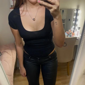 2 body svart/vit Anna field - Säljer 2 fina bodys från Anna field då de aldrig har kommit till använding. De var köpta tillsammans för 319 kr, säljer en för 79 och båda för 99. Storlek S och de är string så syns inte under byxor. Skriv privat för mer info/frågor!💗