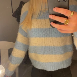 Stickad randig tröja  - Stickad randig tröja från vero Moda🤍Bra skick, storlek xs men passar även mig som brukar ha S. Lite små nopprig därav priset