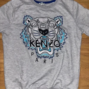 Kenzo tröja - Säljer min kenzo tröja som är i storlek S. Den är som ny har använts 1-2 gånger.