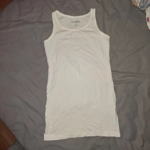 Vit tanktopp - Tanktopp från kappahl 134/140 men passar en xs. Nyskick. 😊🩷