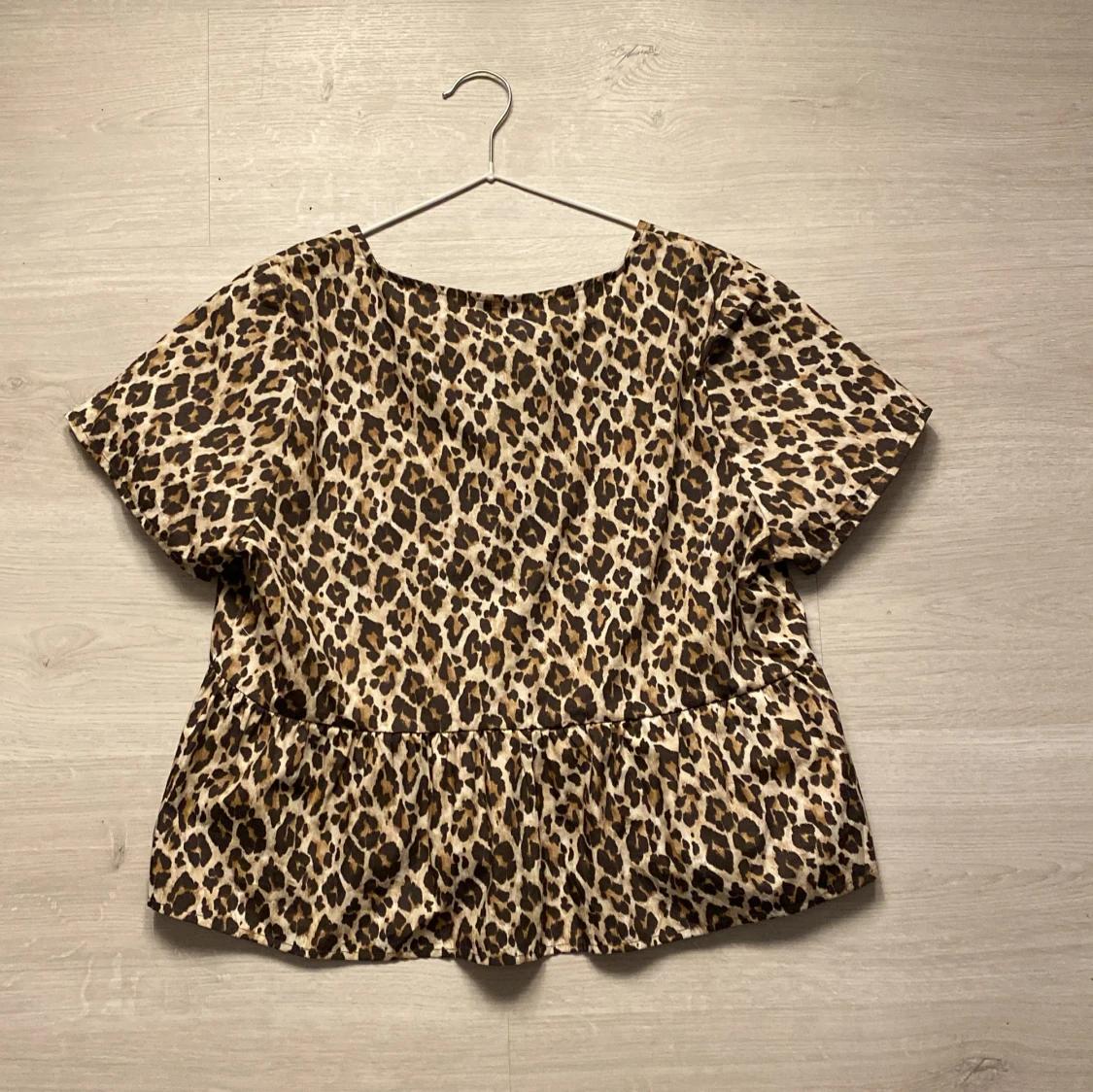 Oanvänd Leopard blus  - 90