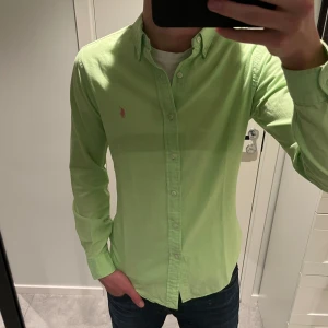 Ralph lauren skjorta - Säljer denna Ralph lauren slim fit skjortan till ett bra pris i storlek S! Passar mycket bra när man vill klä upp sig eller vara fin på sommaren t.ex. Skick 10/10, varsam användning  Pris kan absolut diskuteras!!