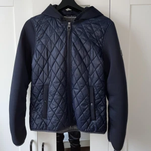 Marc O Polo Cardigan - En jettefin cardigan från märket Marc O Polo, som är i gott skick. Den har inte använts mycket alls. Storleken på den är 40, vilket motsvarar S. Luvan på den går att ta av då den har en dragkedja där. Pris kan diskuteras. 