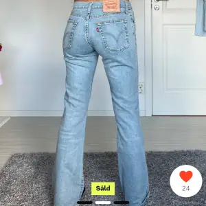 Säljer ett par snygga ljusblå Levis jeans, köptes här på plick men dom passade inte riktigt mig! 💞 säljer för 450+ frakt 