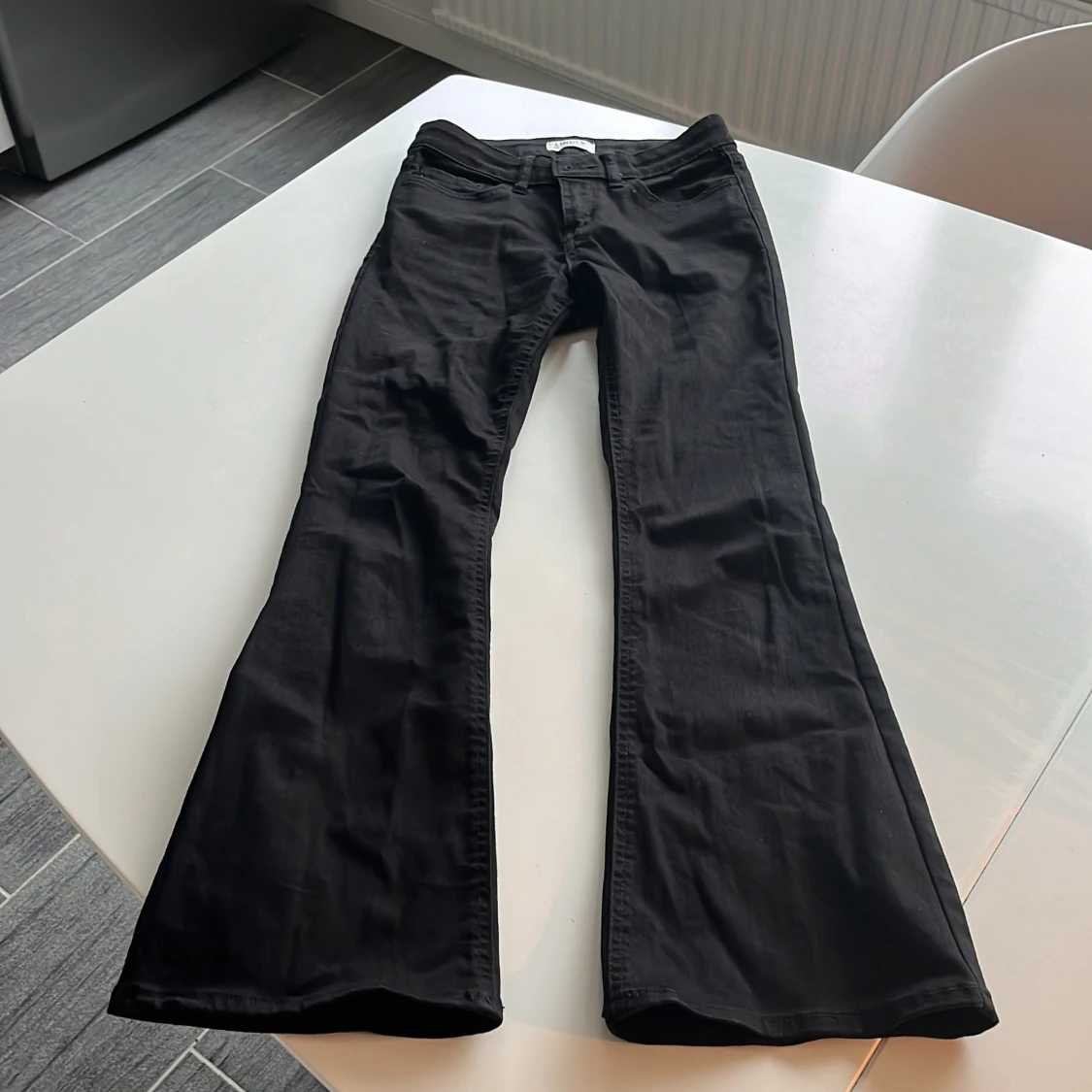Svarta bootcut byxor från Lindex storlek 146