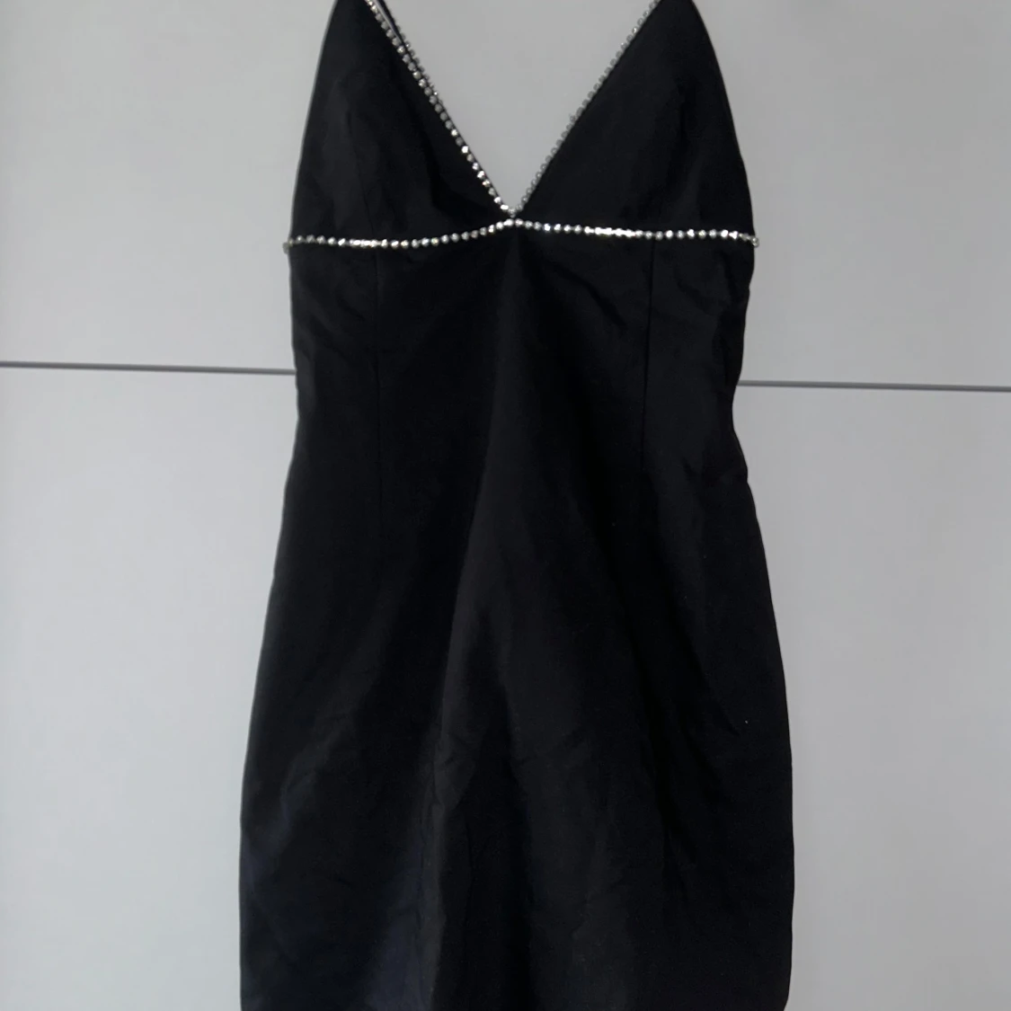 Svart asymmetrisk klänning från Adoore - 90