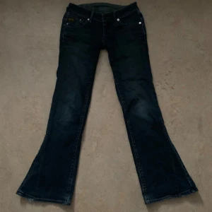lågmidjade jeans från G-Star - Säljer ett par lågmidjade & bootcut jeans från G-Star i bra skick. Är utsydda i benen och lite i midjan (inget som syns) så passar xs 😊. Oanvända och köpta på Plick.