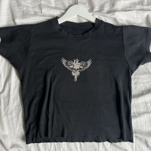 T-shirt - Magtröja med skelettmotiv.