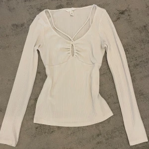 Vit tröja/topp  - As fin vit tröja som jag knappt använt då den inte är min stil längre. Den är i bra skickkkk 