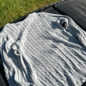 Sweatshirt - Säljer min cable knit Gant sweater. Använd sällan, endast haft på fester/kalas så typ använd 1-3 gånger. Som ny