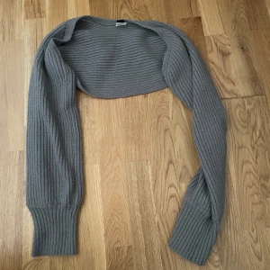 Grå stickad bolero - Så fin bolero!
