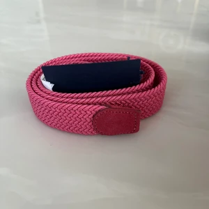 Gant rosa bälte oanvänd  - Fick i present så har inte kvitto men den är oanvänd av mig och i bra skick! Pris kan diskuteras vid snabb affär! Kontakta om du har frågor eller är intresserad <3 Köp ej direkt ‼️