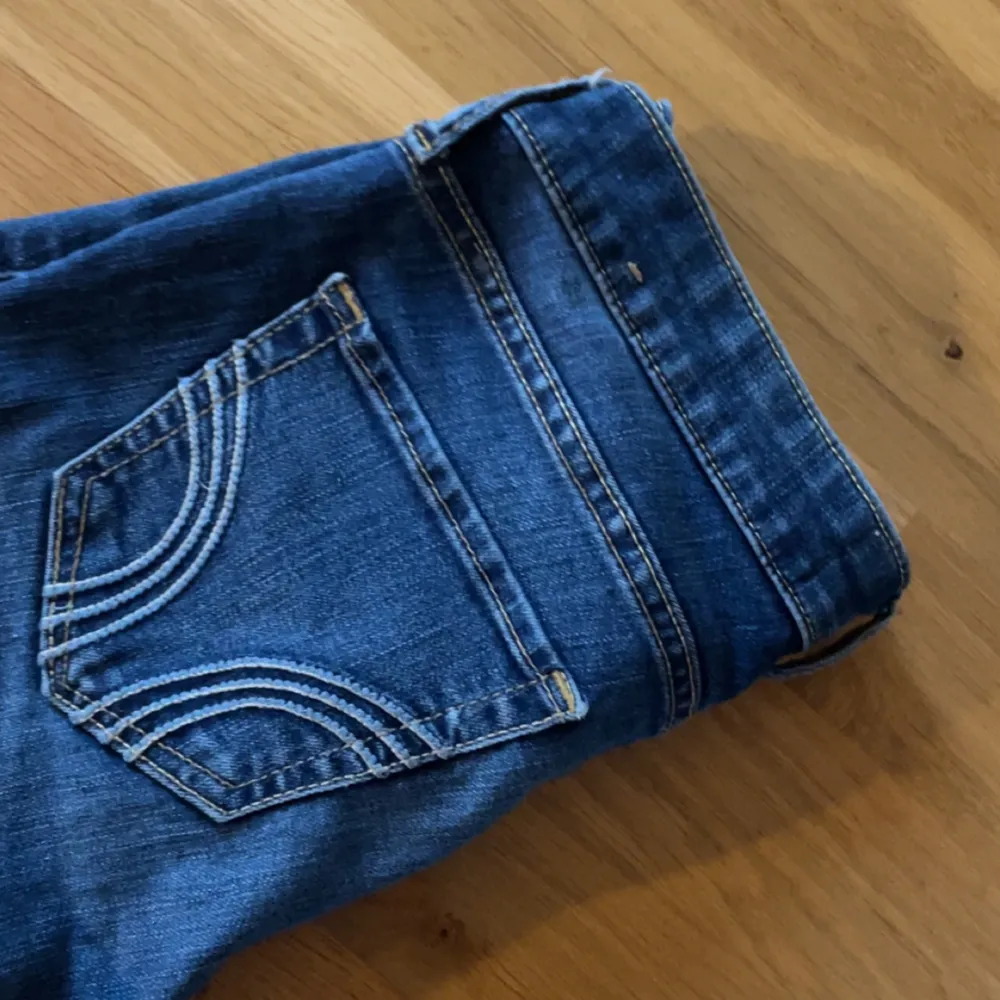 Säljer ett par snygga blå jeansshorts från Hollister i mycket bra skick. De har en klassisk färg och är perfekta för sommardagar. Shortsen är lågmidjade och har en bekväm passform. Perfekta för en avslappnad stil!. Shorts.