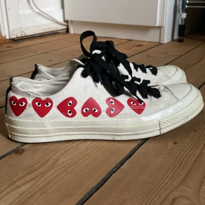 Cdg converse  - Jätte fint skick  Bytts skosnören men original följer med  Ingen box 