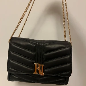 River island väska  - Svart väska från river island, nyskick, aldrig använd, bra storlek så man får plats med mycket saker, guld detaljer. Köparen står för frakt. 