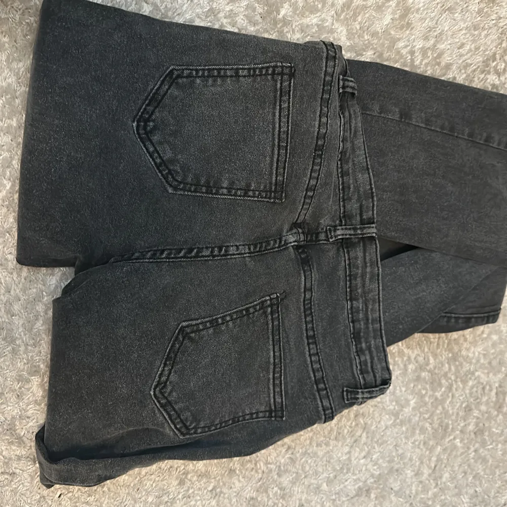 De är aldrig använda de då är lite långa för mig. men de är väldigt stretchiga, sitter jätte bra och har en liten detalj på en av benen. . Jeans & Byxor.