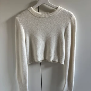 Stickad tröja - Croppad stickad tröja från Zara i storlek m men skulle säga att det passar mer som en s💞