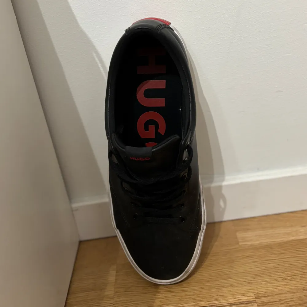 Säljer dessa prydliga HUGO sneakers i storlek 42. Använd ett fåtal gånger och är i mycket fint skick, skulle behöva tvätta sulan men annars toppenbra.. Kengät.