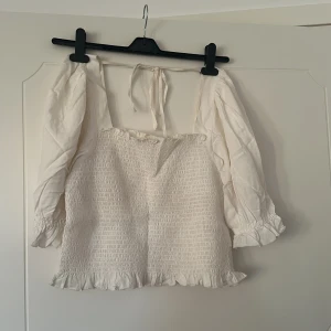 Blus/topp - Fin topp/blus ifrån H&M med knytning bak. Använd en del men i fint och helt skick!