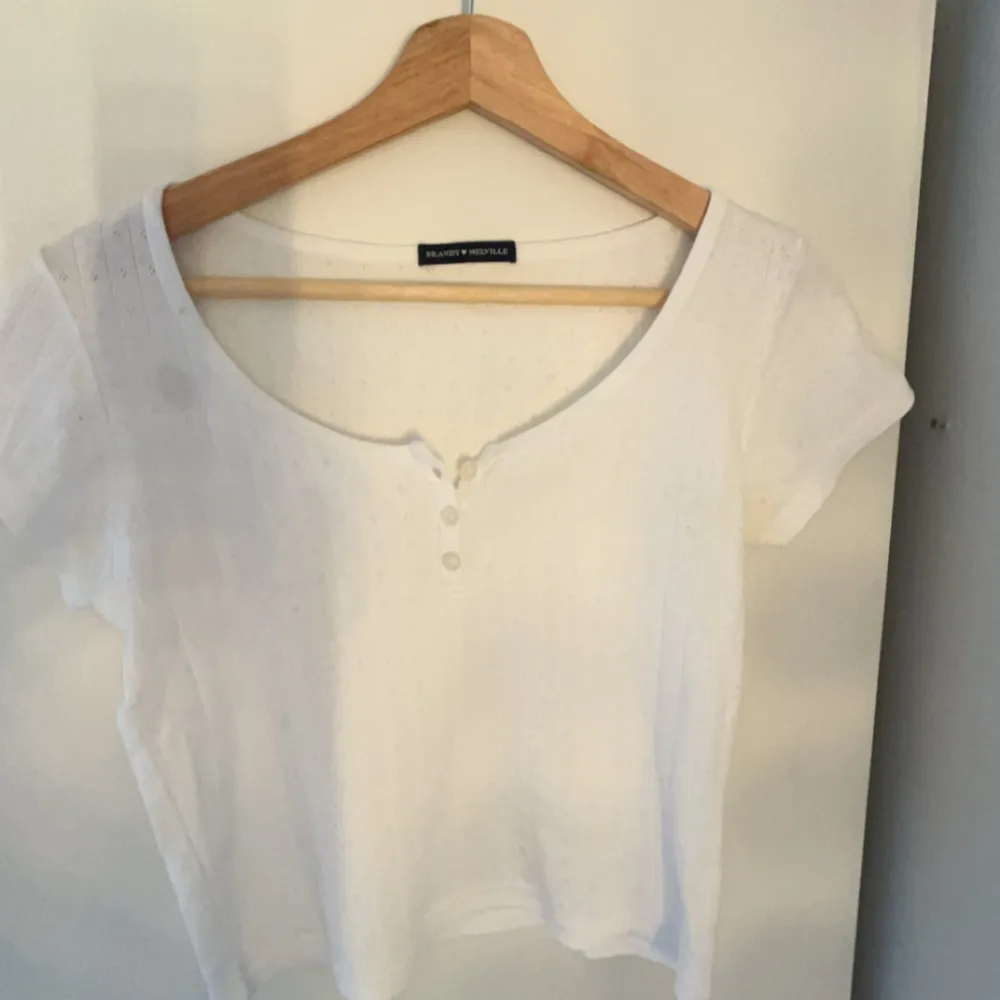 vit one size blus från brandy melville. har en fläck vid högra axel som man ser på andra bilden. . Blusar.