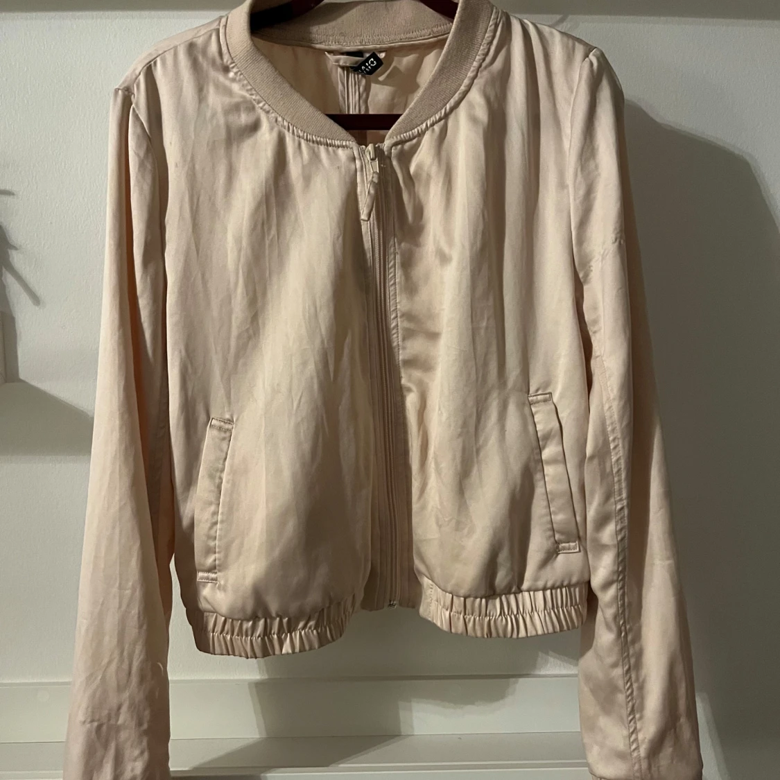 Beige jacka med dragkedja