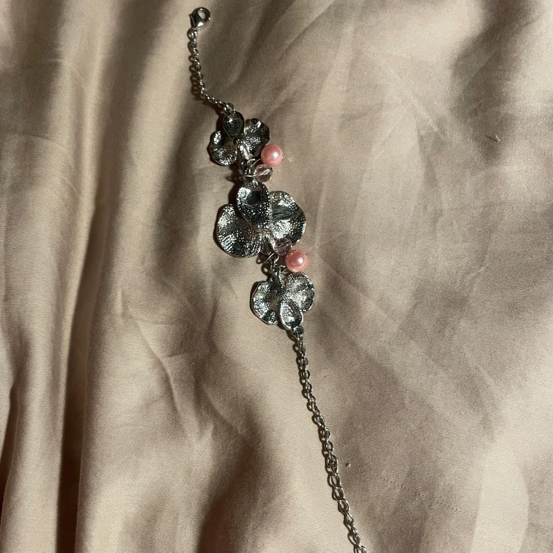 Rosa blommigt armband med pärlor - 92