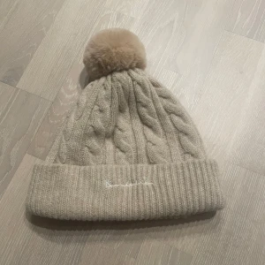 Bondelid mössa - Köpt på mq. Nypris ca 500 då den kom med vantar. Nyskick, då den endast använts en gång. Inga defekter.