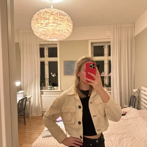 Beige jacka - Jacka från Bershka i beige färg!