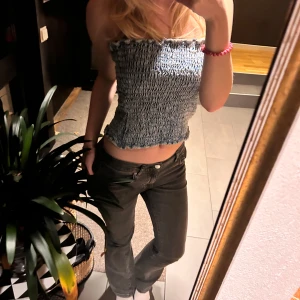 Jeans topp - Jättesnygg jeans tub topp. Säljer då den inte kommer till användning. Har endast använt ett fåtal gånger och har inga defekter💕
