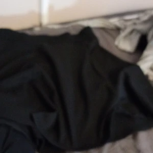 Svart tröja - Säljer en svart tröja i bra skick. Perfekt för höst och vinter, med långa ärmar som håller dig varm. Enkel och stilren design som passar till det mesta.