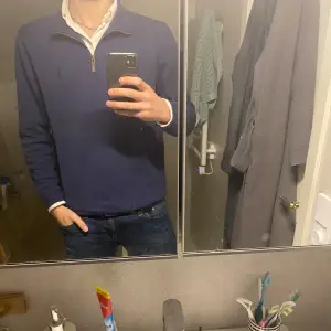 Riktigt fet Ralph lauren halv zip i bra skicka utan några hål, fläckar eller liknade,  modellen är ca 185cm, Skriv vid minsta fråga eller fundering🔥👍