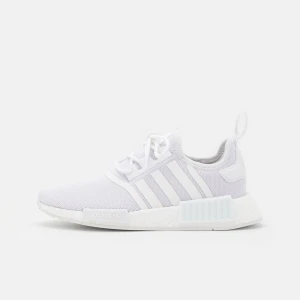 Sneakers NMD Adidas - Säljer mina otroligt fräscha sneakers i ett bra skick. Se sista bild för defekt. Goa sir som passar till alla tillfällen. Ordinarie pris 1700kr 🔥💕 