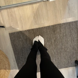 Svarta leggings - Säljer ett par svarta leggings i mycket bra skick. De är tighta och perfekta för både vardag och fest! Superbekväma och stretchiga, passar till allt! 🖤
