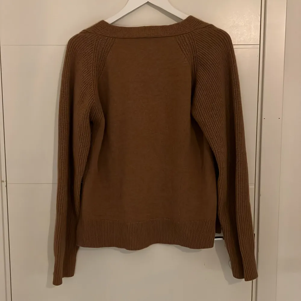 Säljer en supermjuk och stilren brun kashmirtröja från Brilliant Cashmere. Den har en v-ringad design och långa ärmar, perfekt för höst och vinter. Tröjan är i mycket bra skick.. Tröjor & Koftor.