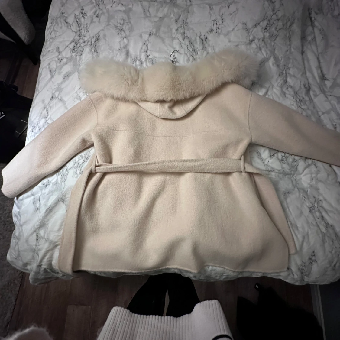 Beige kappa från FUR Stockholm - 91