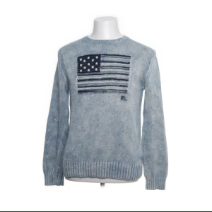 Blå tröja från polo ralph lauren  - Säljer en snygg blå stickad tröja från Polo Ralph Lauren med flagga på framsidan för att den är för stor för mig. Tröjan har inga synliga defekter då jag knappt har använt den! Perfekt för höst och vinter! Nypris var ca 3500 kr! Tveka inte att höra av dig vid frågor eller prisförslag💞💞( den är strlk XL men den passar nog M och eventuellt liiite oversized S!)