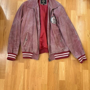 Vintage rosa skinnjacka  - Skitcool, vintage, rosa skinnjacka i bra skick! Jackan är i väldigt bra skick! Säljer då den tyvärr inte kommer till användning.