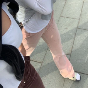 Bruna juciy byxor - Säljer ett par snygga bruna juciy i mycket bra skick. De är högmidjade och har en straight passform som är perfekt för höst och vinter. Byxorna är både stiliga och bekväma, vilket gör dem perfekta för både vardag och fest. Passar perfekt med en enkel t-shirt eller en mysig tröja.