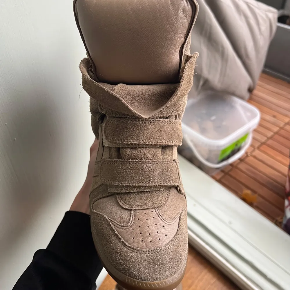 Isabel Marant sneakers i storlek 41. Jättebra skick!  Säljer endast vid bra bud då jag gillar dem🩷🩷. Skor.