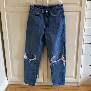 Säljer ett par snygga jeans från PrettyLittleThing. I fint skick och slitningar ska vara så. Storlek 38. Mom Jeans. 