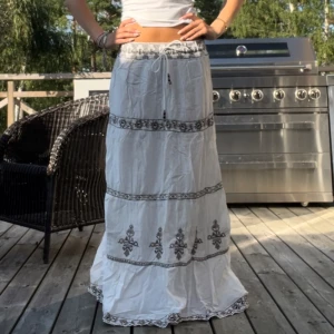 Lång sommar kjol - Jätte fin lång kjol från Zara som aldrig används på grund av att den är lite för lång för mig.