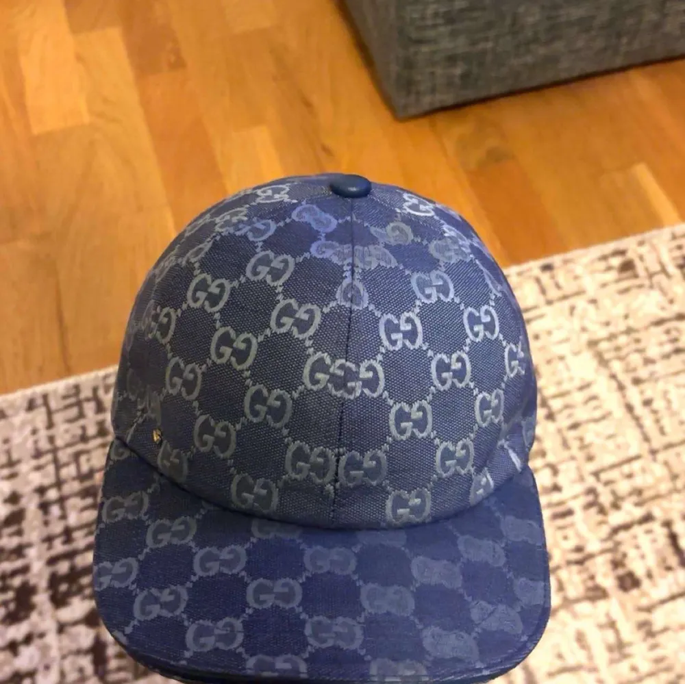 Gucci keps med marinblå fin färg, inget fel med kepsen säljer pågrund av att jag vill ha en annan Gucci keps, byte fungerar men måste vara något bra. Nypris 5400. Accessoarer.