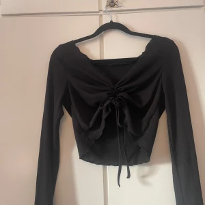 Svart topp - Kroppad topp som man kan ändra själv hur kort den ska vara❤️❤️