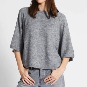 Stickad T-shirt  - Jättepopulär stickad t-shirt som är slutsåld i storlek S på hemsidan! Skriv för egna bilder!