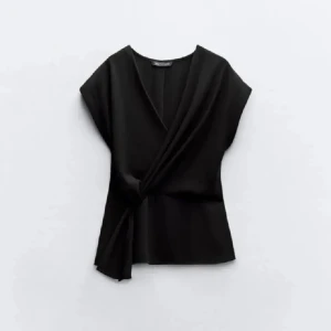 Zara blus - Säljer denna skit snygga toppen ifrån zara då den inte kommer till användning, endast använd 2 ggr pågrund av att jag inte passar i den, skriv gärna för fler bilder och pris kan diskuteras!